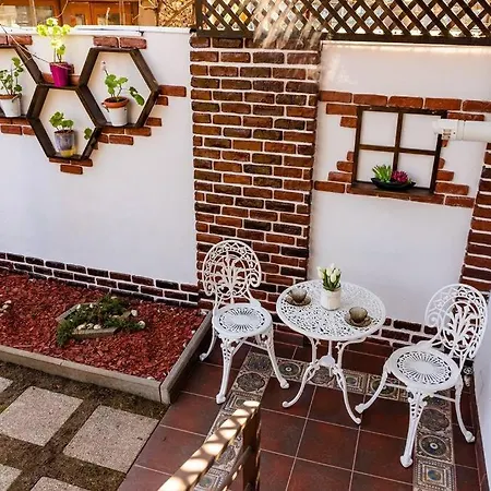Cozy House With Nice Garden In Heart Of City Center