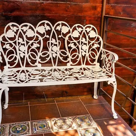 Βίλα Cozy House With Nice Garden In Heart Of City Center *