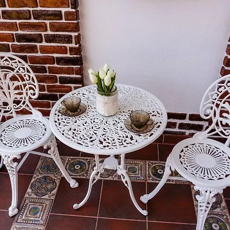 וילה Cozy House With Nice Garden In Heart Of City Center *