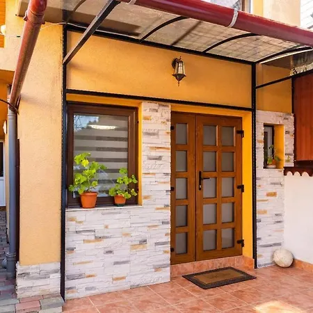 Cozy House With Nice Garden In Heart Of City Center