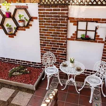 Βίλα Cozy House With Nice Garden In Heart Of City Center Κλουζ-Ναπόκα