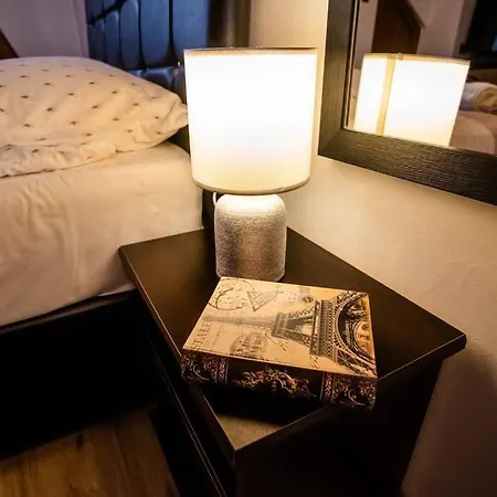 Βίλα Cozy House With Nice Garden In Heart Of City Center *