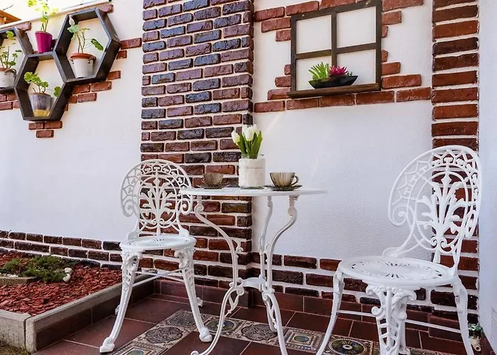 Вілла Cozy House With Nice Garden In Heart Of City Center *