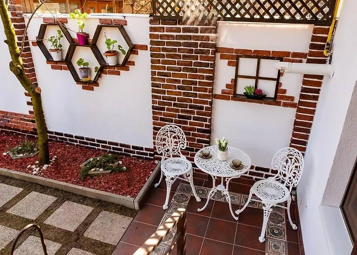 Cozy House With Nice Garden In Heart Of City Center