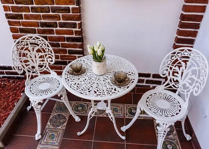 Вілла Cozy House With Nice Garden In Heart Of City Center *