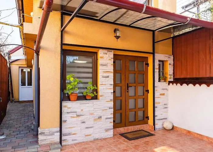 Cozy House With Nice Garden In Heart Of City Center