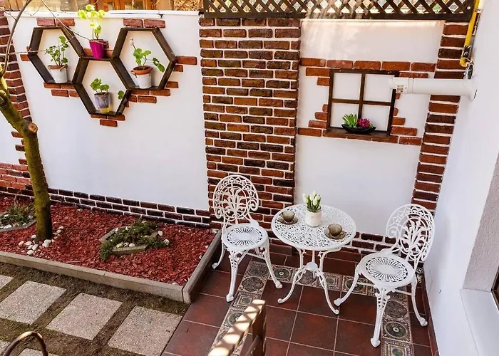 Вілла Cozy House With Nice Garden In Heart Of City Center Клуж-Напока