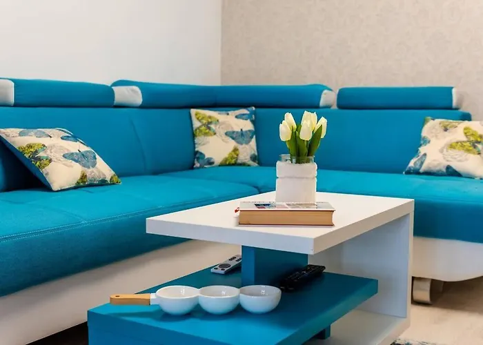 Cozy House With Nice Garden In Heart Of City Center Вілла