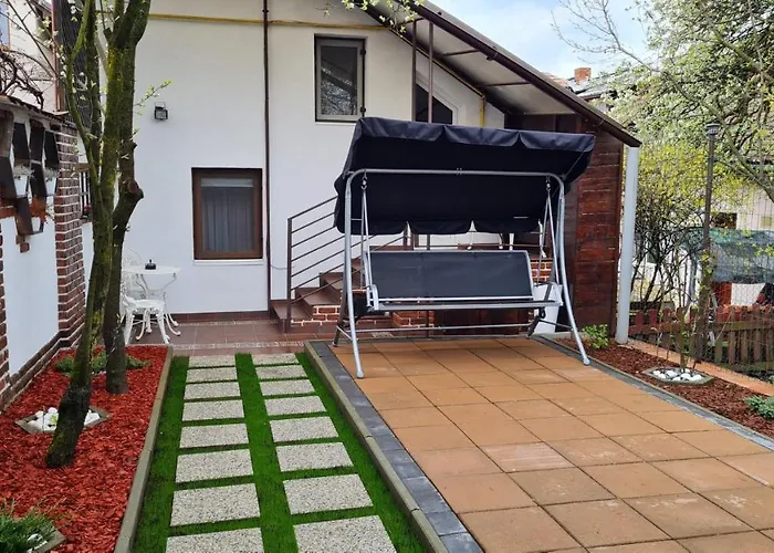 Cozy House With Nice Garden In Heart Of City Center Вілла *