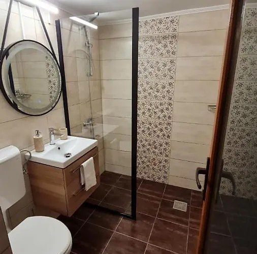 Cozy House With Nice Garden In Heart Of City Center Вілла